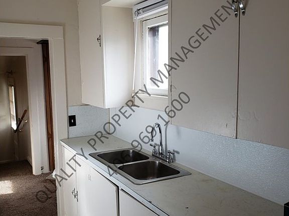 3rd image of 637 Parkhill Dr