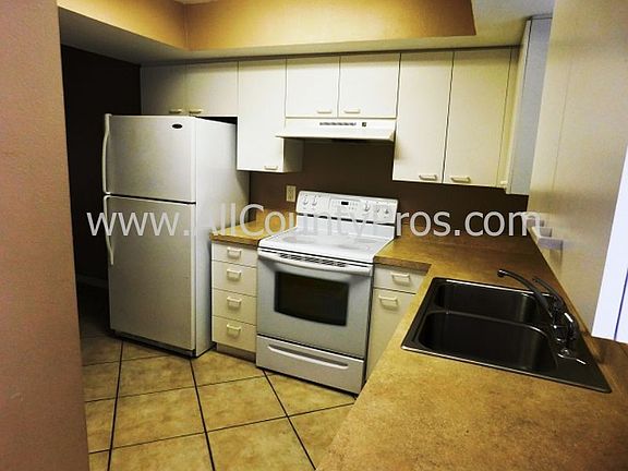3rd image of 922 Royal Palm Dr