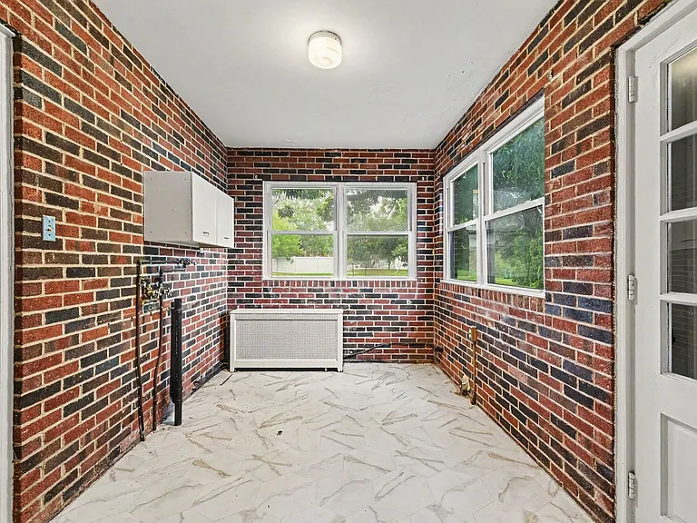 125 W Governor Rd — Photo 19