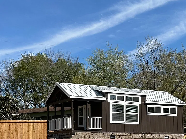 20900 N Lakeshore Dr — Photo 2