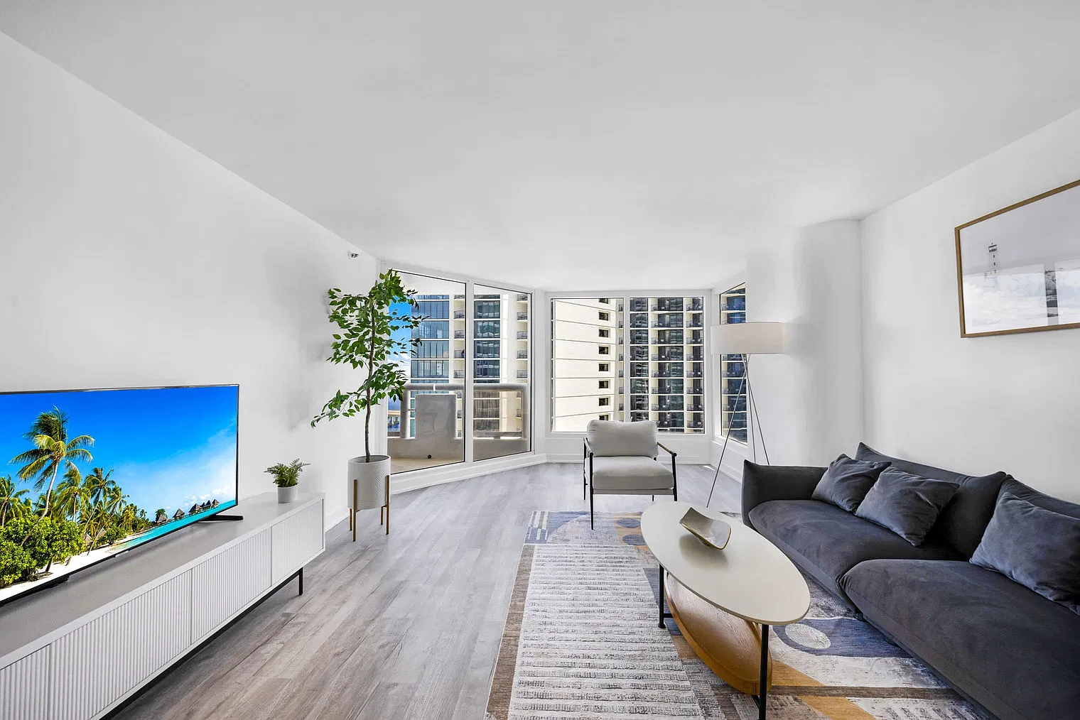 2 bed, 1.0 bath, 1130 sqft, $6,977 — Photo 4