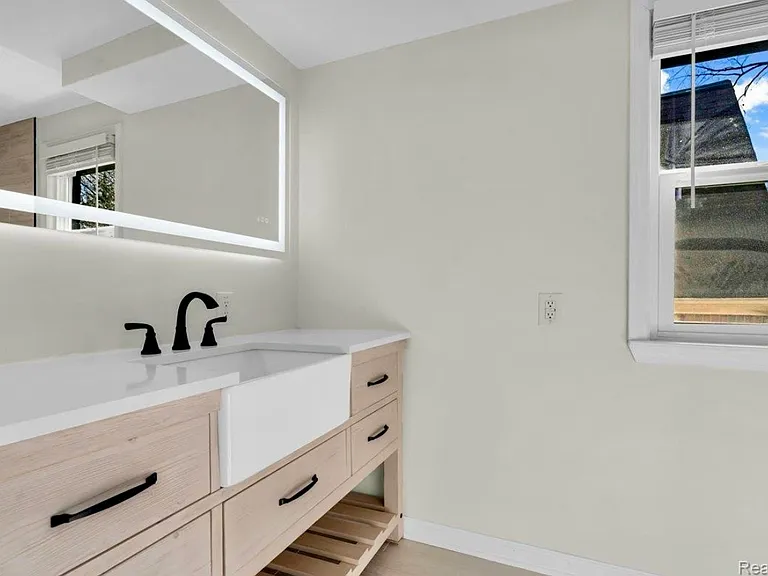 16350 Mack Ave — Photo 24