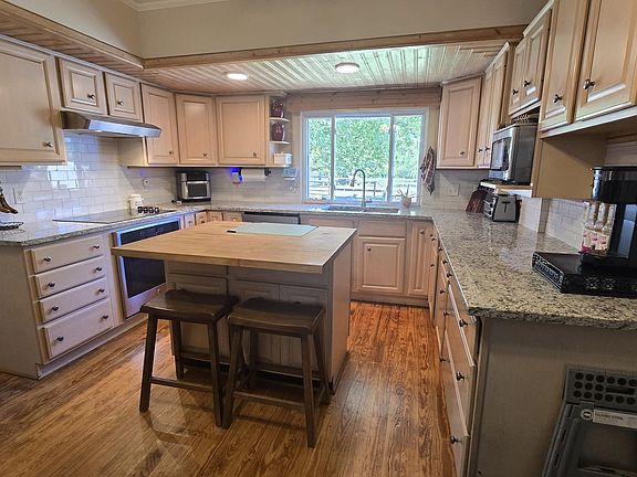2nd image of 330 Lake Road
