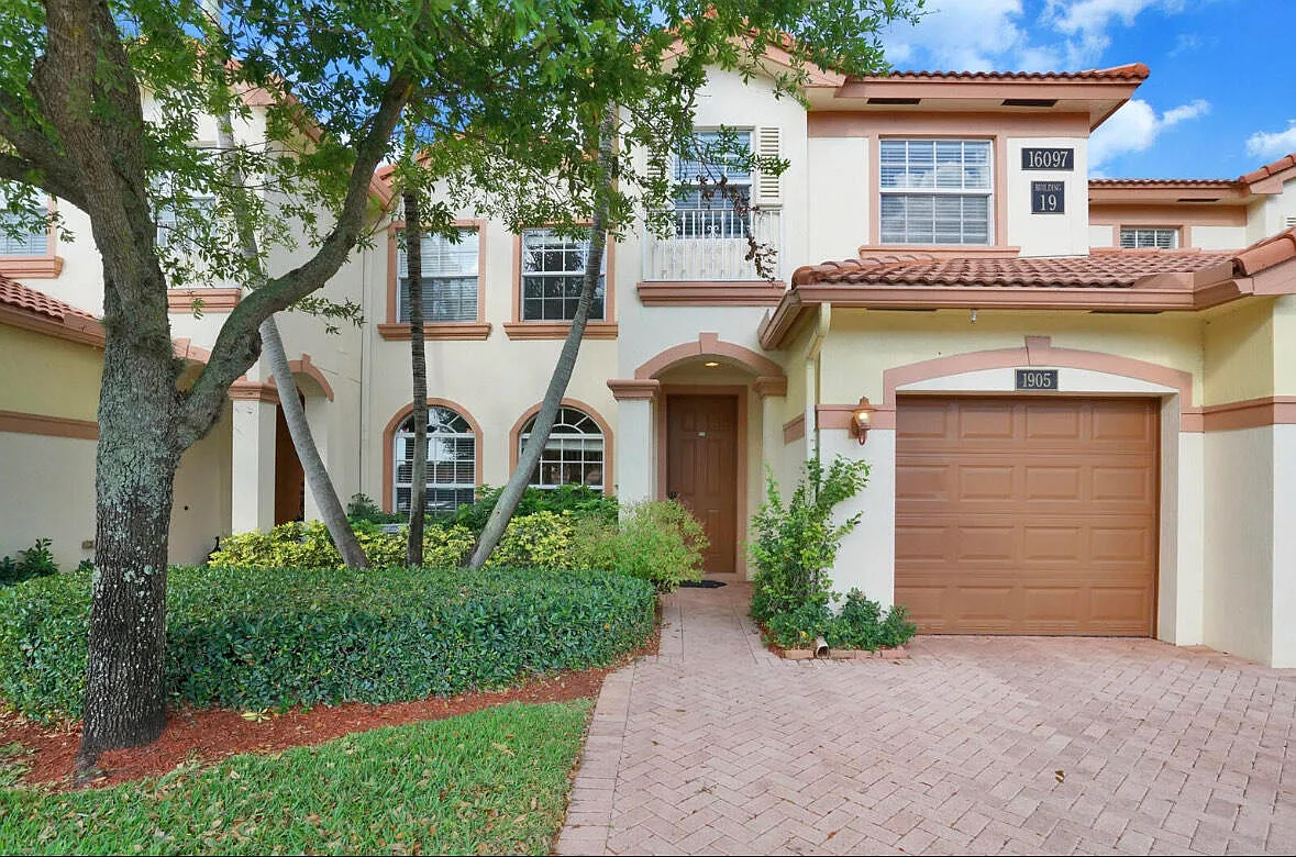3 bed, 3.0 bath, 2122 sqft, $3,500 — Photo 3