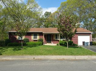 17 Smithtown Cres, Smithtown, NY 11787