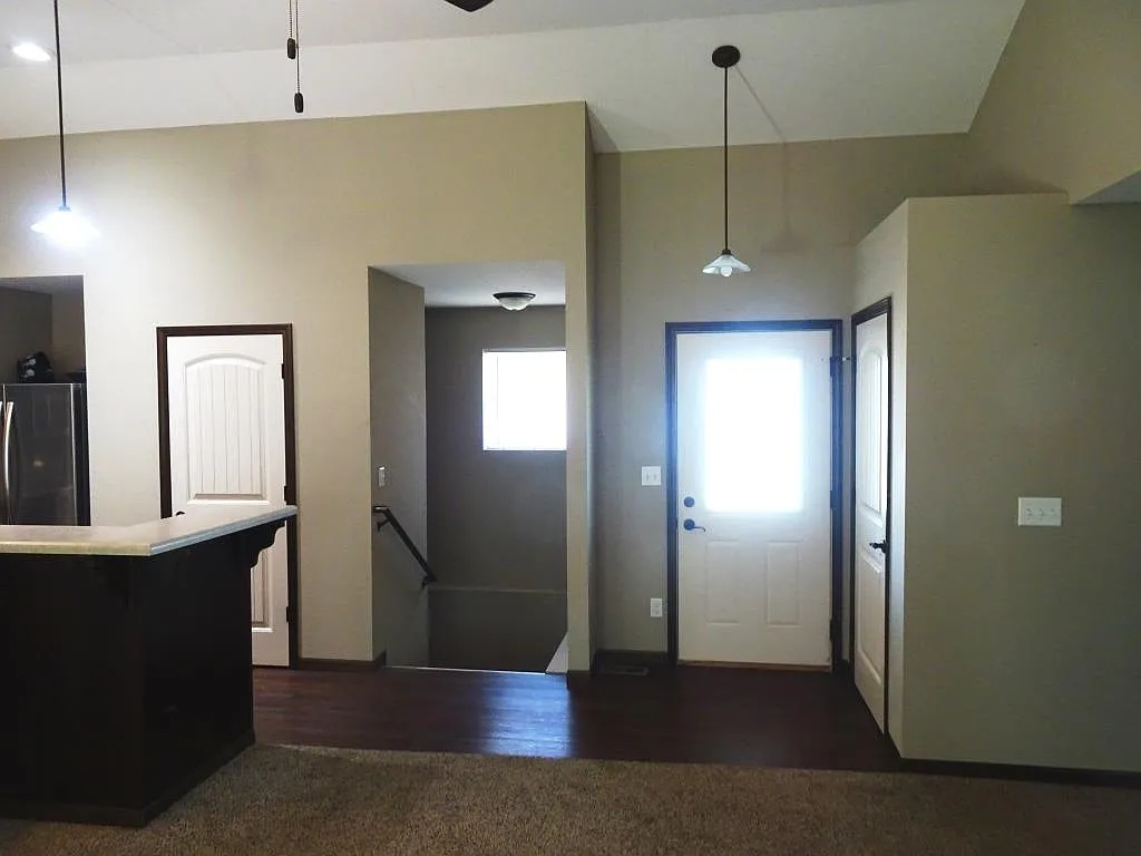 4 bed, 2400 sqft, $2,450 — Photo 3