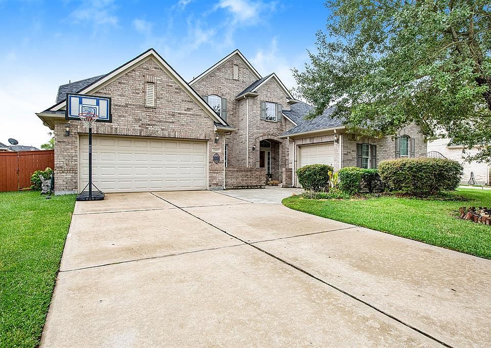 12007 Terraza Cove in Guard-Gated Lakes on Eldridge North conveniently located near the Energy Corridor.Basketball goal can remian if you prefer.