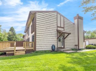 563 N Woodfield Trl, Roselle, IL 60172