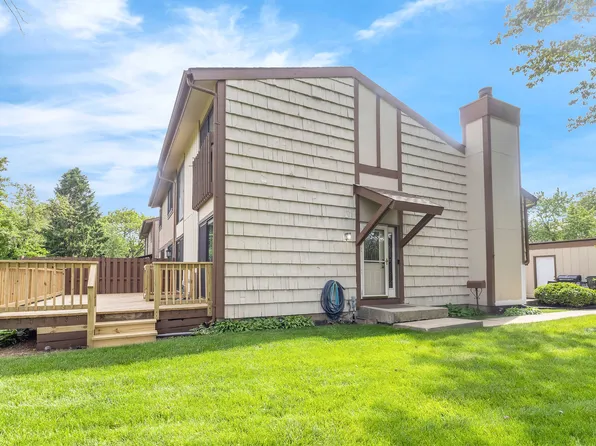 563 N Woodfield Trl, Roselle, IL 60172