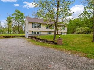 2 Oak St, Newton Town, NJ 07860