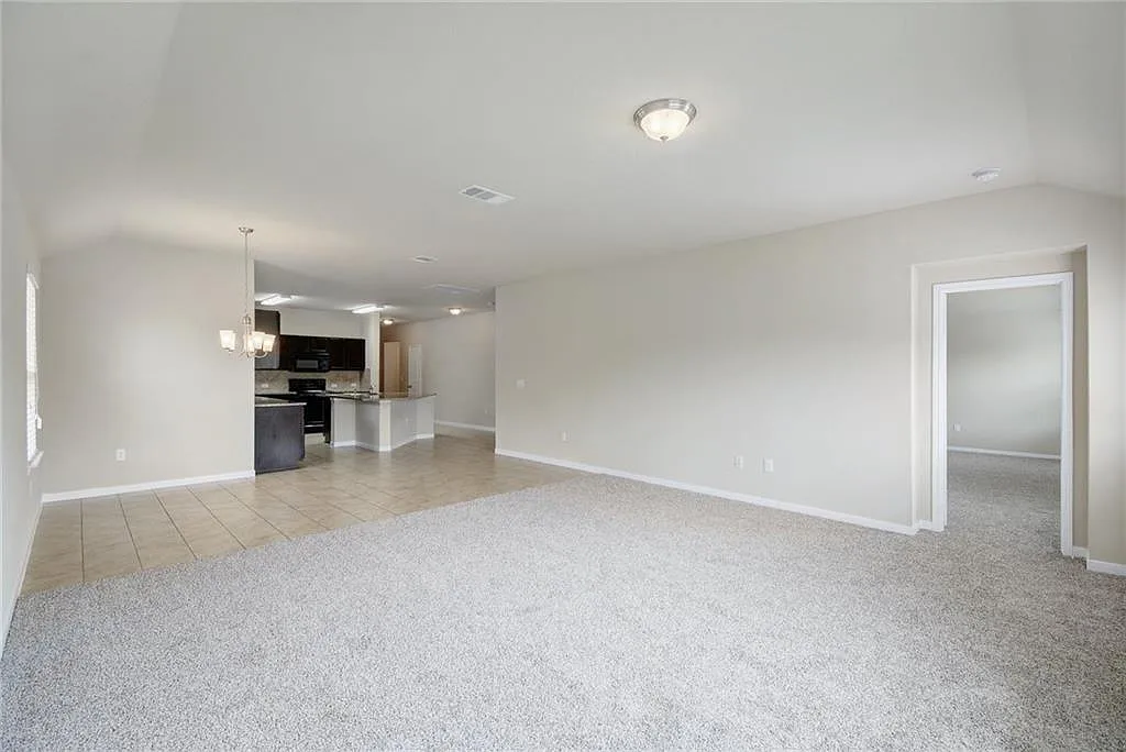 4 bed, 2.0 bath, 2040 sqft, $2,150 — Photo 4