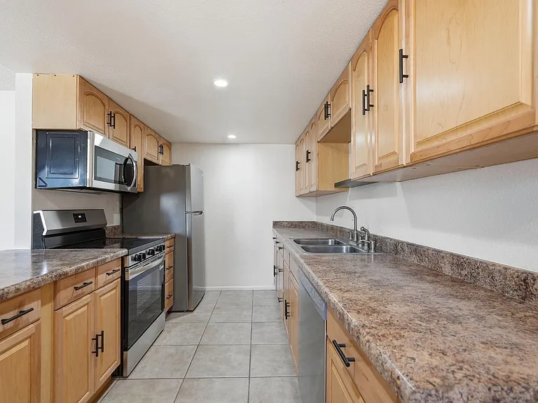 1017 E Redfield Rd — Photo 21