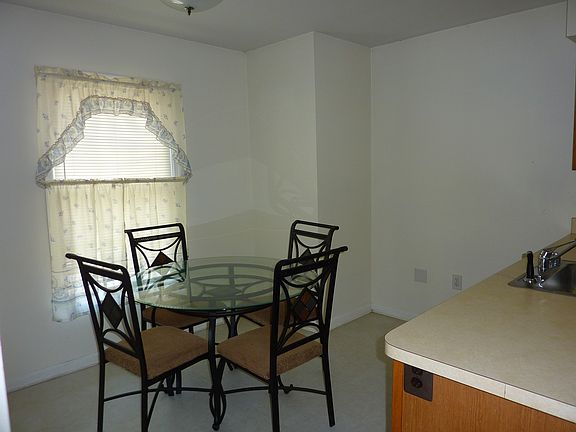 Spacious Room for table