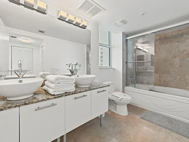 41 SE 5th St #1901 — Photo 16