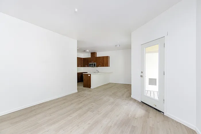 2 bed, 2.0 bath, 976 sqft, $1,950 — Photo 2