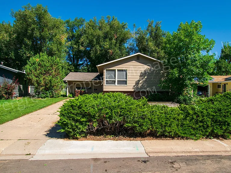 1916 Larkspur Dr — Photo 2