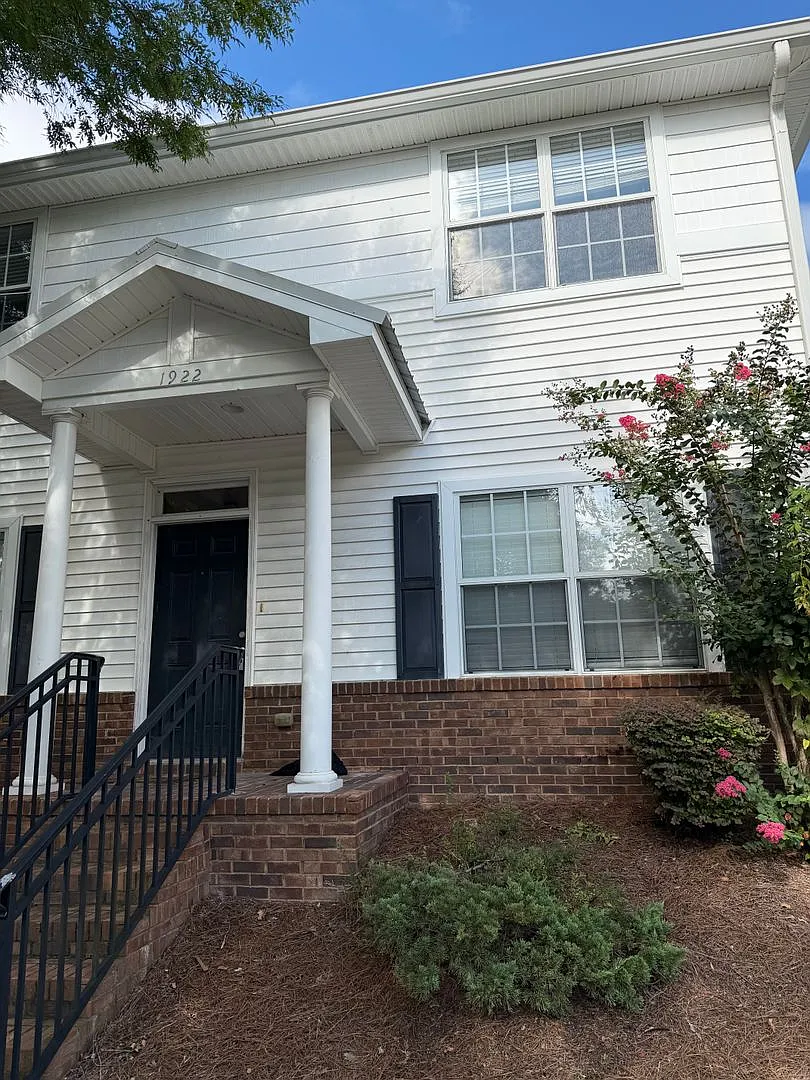 Modern 3/3 For Rent At University Green — Photo 1