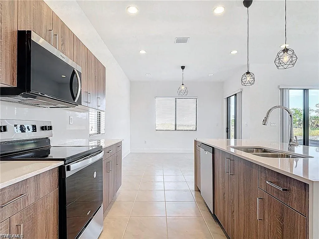 3 bed, 2.5 bath, 1924 sqft, $2,350 — Photo 4