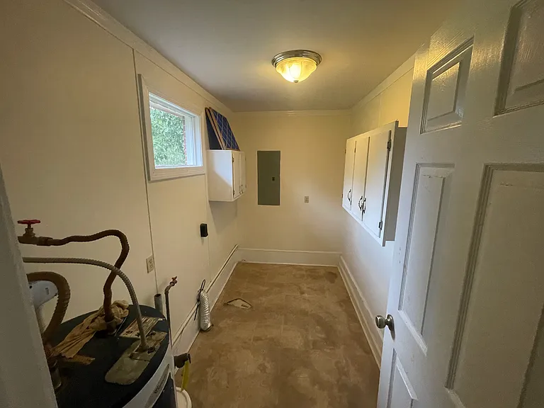 1008 Crest Dr — Photo 2