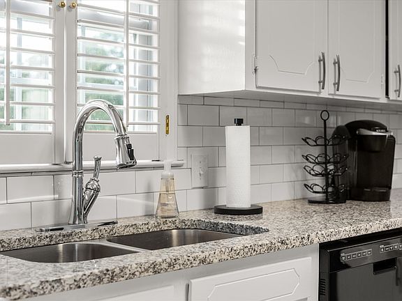 3rd image of 920 Fairview Rd