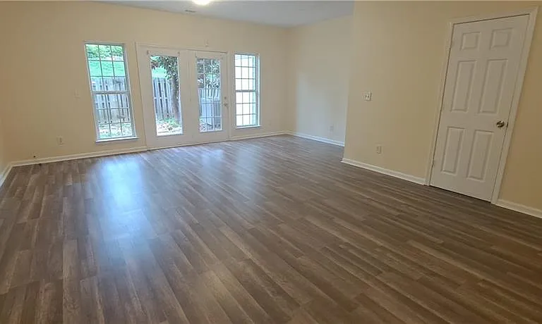 4330 Park Gate Dr — Photo 6