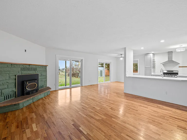 2554 W Stewart Ave — Photo 3