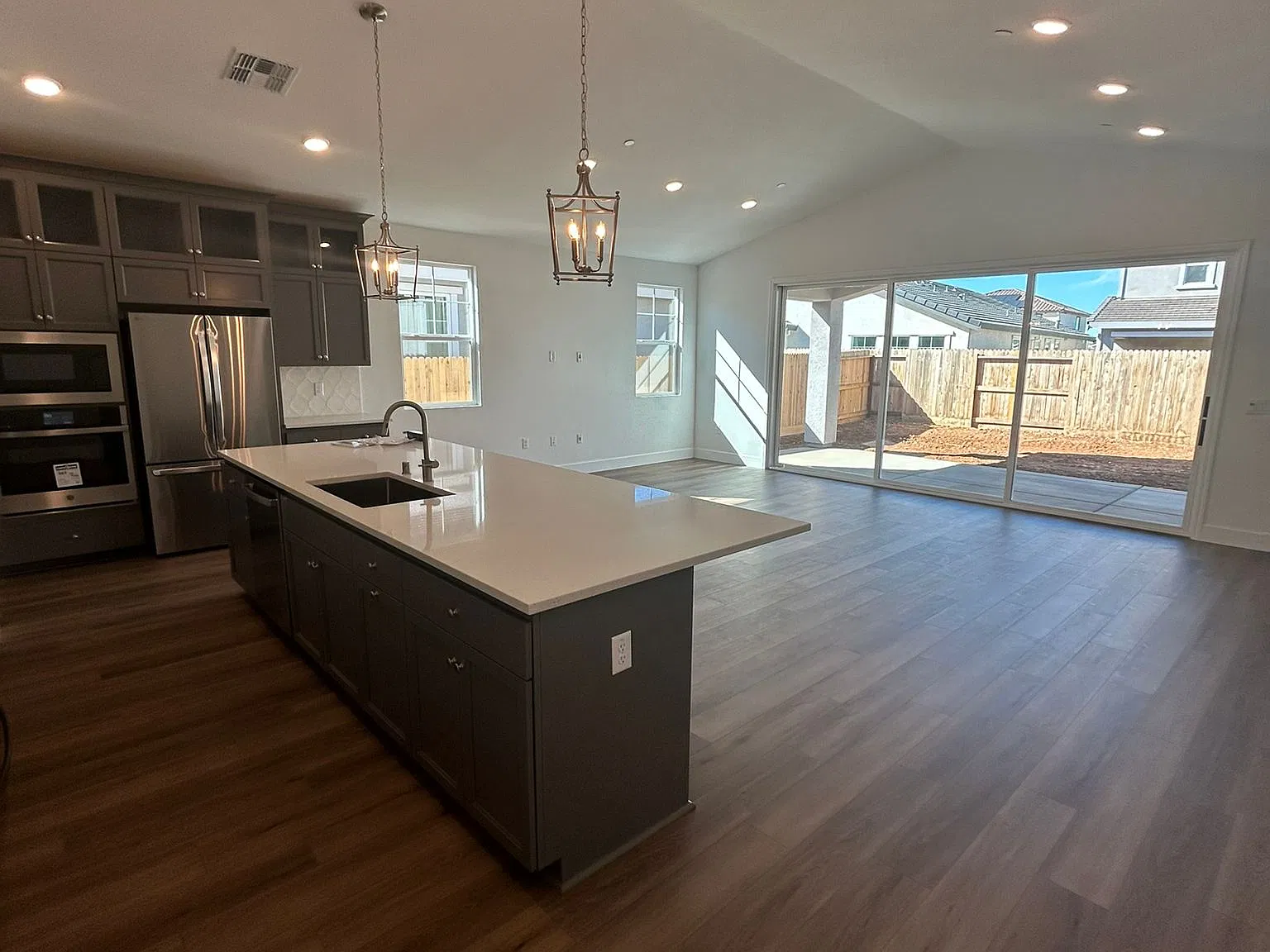 4 bed, 2.5 bath, 2095 sqft, $3,550 — Photo 3