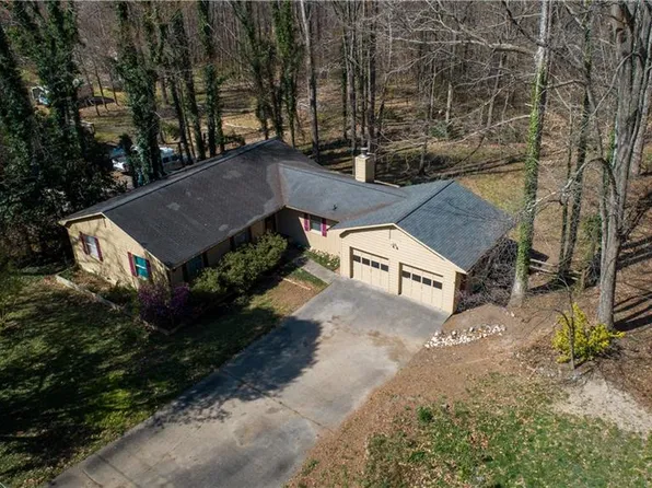6136 Brinkley Park Dr, Belews Creek, NC 27009
