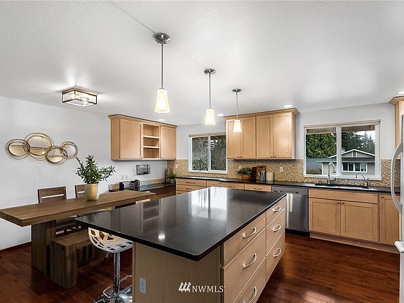 Fully remodeled kitchen, with soft-close drawers and solid, hardwood cabinets