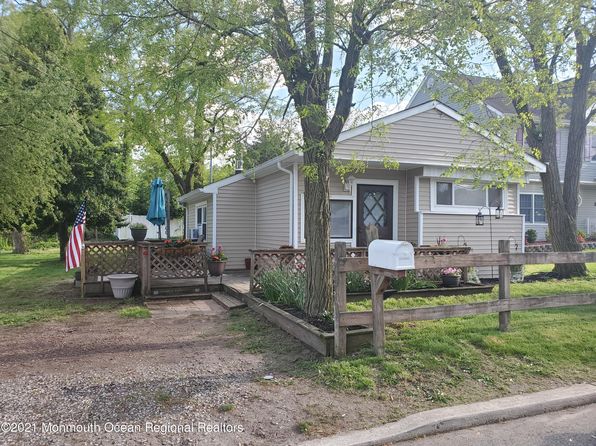 16 Leocadia Ct, Hazlet, NJ