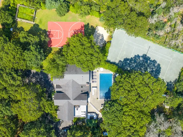 9 Rosebud Ln, East Quogue, NY 11942