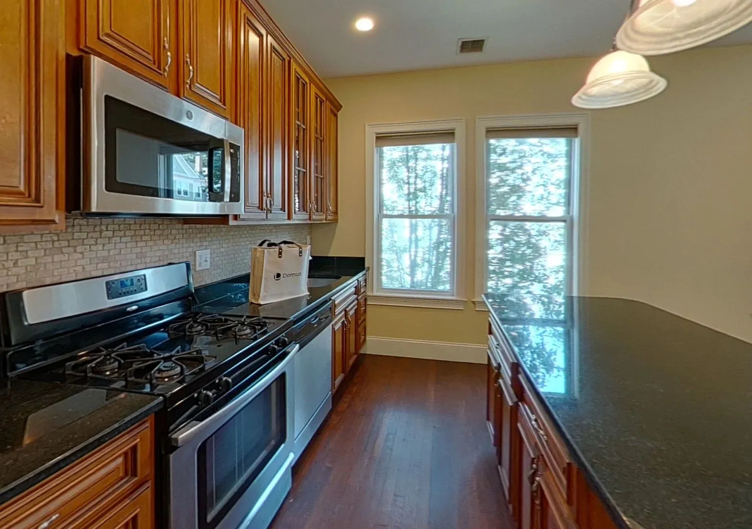 Giant 4 Bed In Mission Hill - No Broker Fee — Photo 1