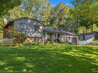 2074 Ridgemont St, Commerce Township, MI 48382