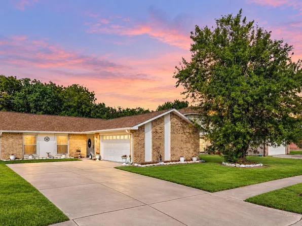 3006 Sandpiper Dr, Baytown, TX 77521