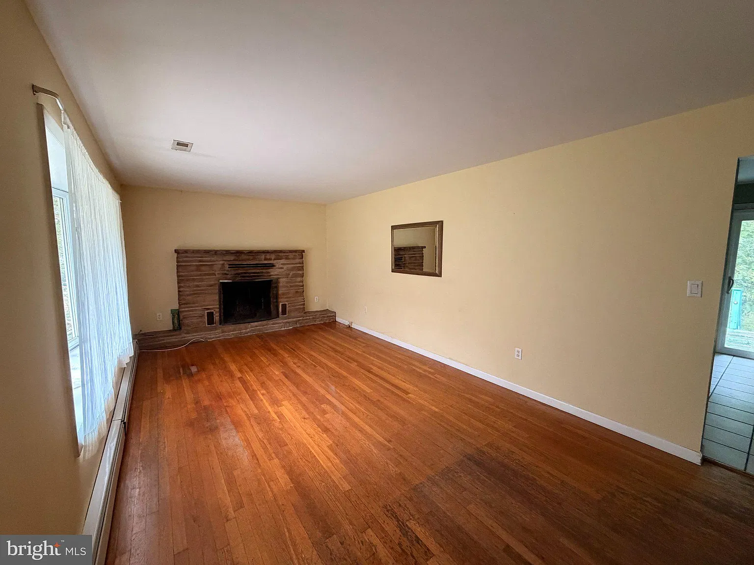 3 bed, 1.0 bath, 1204 sqft, $5,500 — Photo 2