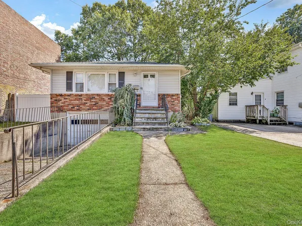 104 Broadway, Malverne, NY 11565