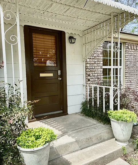 211 W Collins St — Photo 1