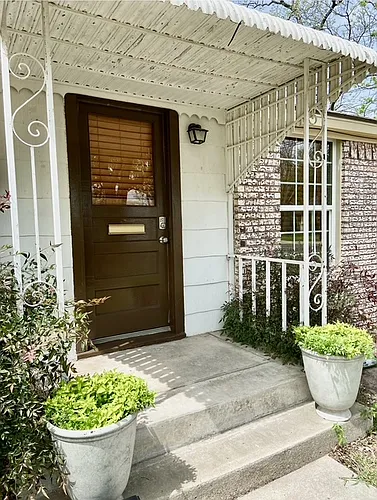 211 W Collins St Photo 1