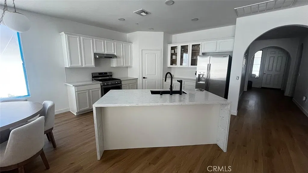 4 bed, 1959 sqft, $3,900 — Photo 3