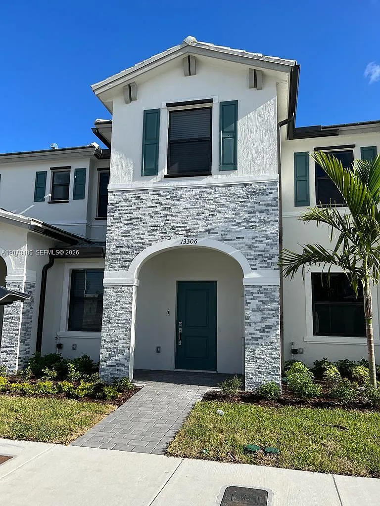 Pine Vista — Photo 1