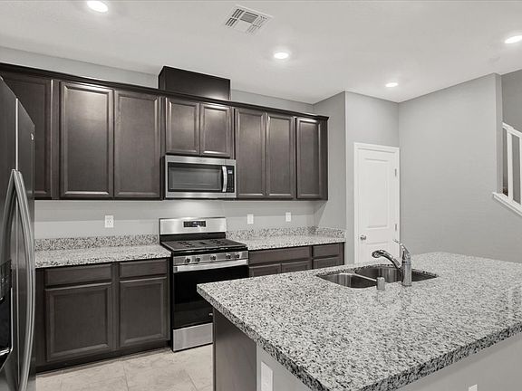 4th image of 502 Sonoma Range St