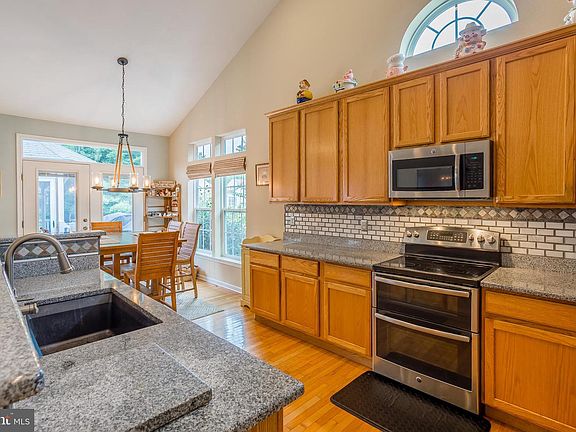5th image of 37910 Berkshire Ln