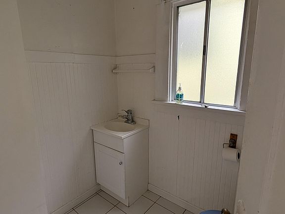5th image of 3873 West St