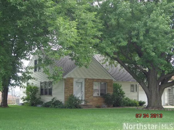 913 10th St NW, Waseca, MN 56093