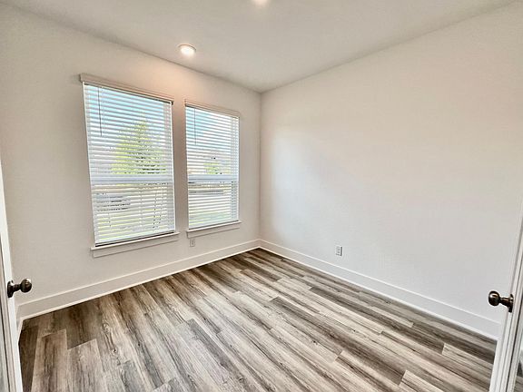 5th image of 120 Green Knoll Ln