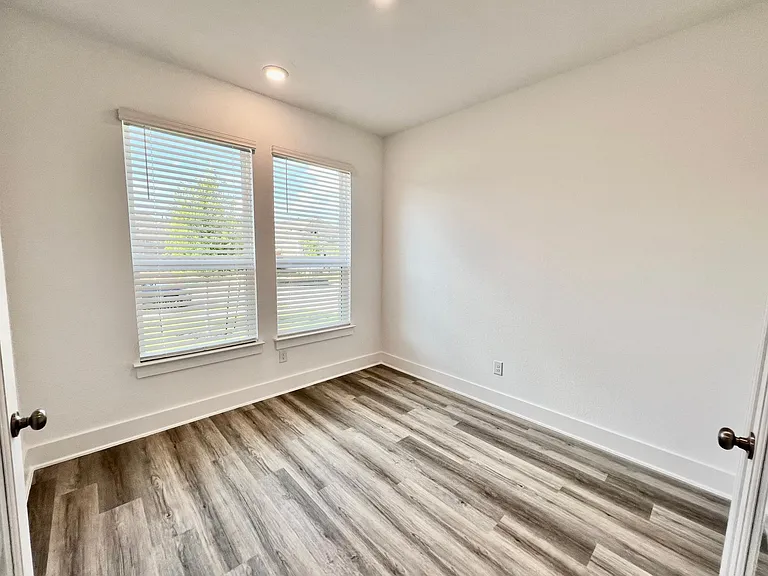 120 Green Knoll Ln — Photo 5