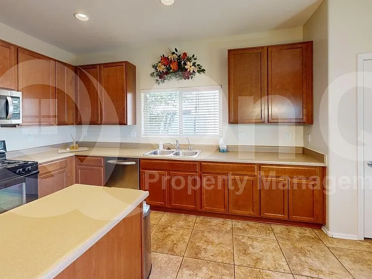 10821 W Elm St — Photo 3