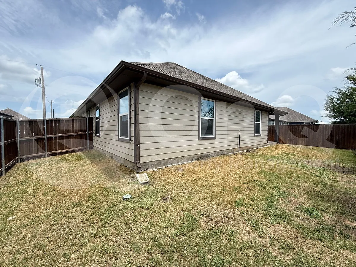 3 bed, 2.0 bath, 1832 sqft, $1,999 — Photo 2