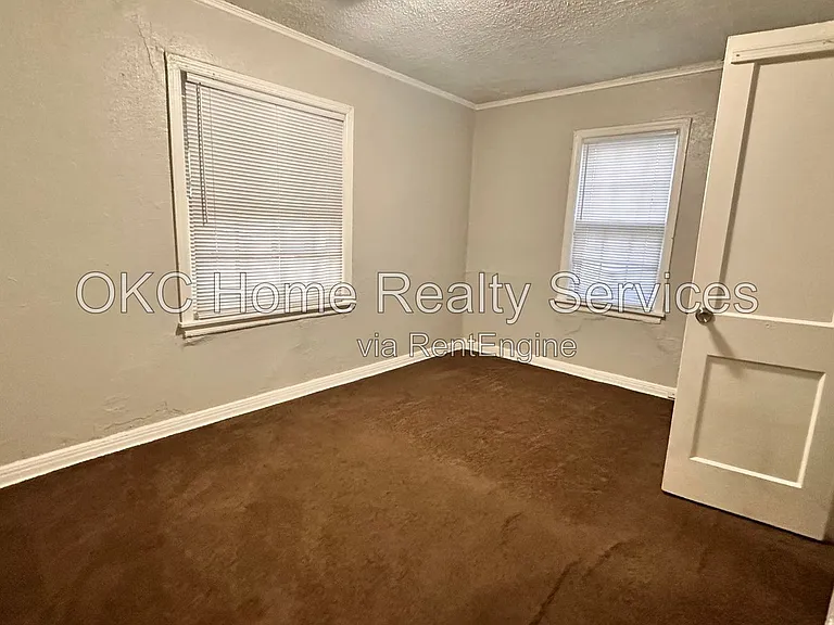 2048 NE 18th St — Photo 2