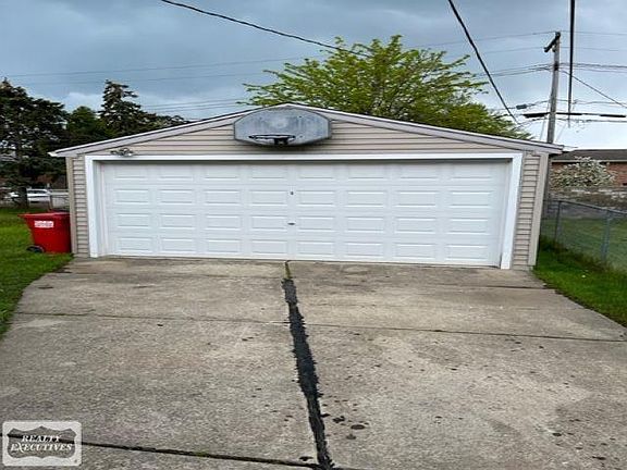 2nd image of 26122 Lamour St